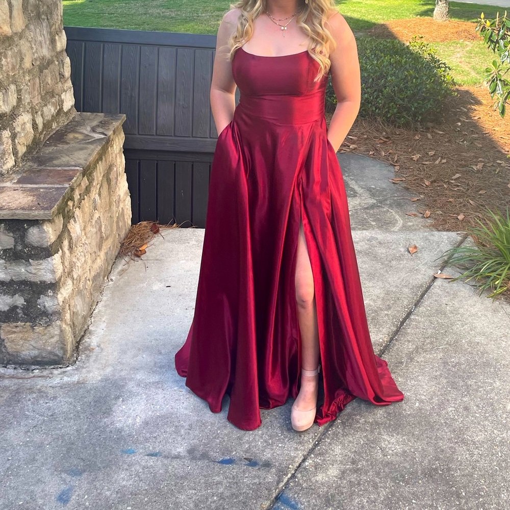 Size 2/4 dress WITH POCKETS! Worn once. Lace detailing on back with zipper